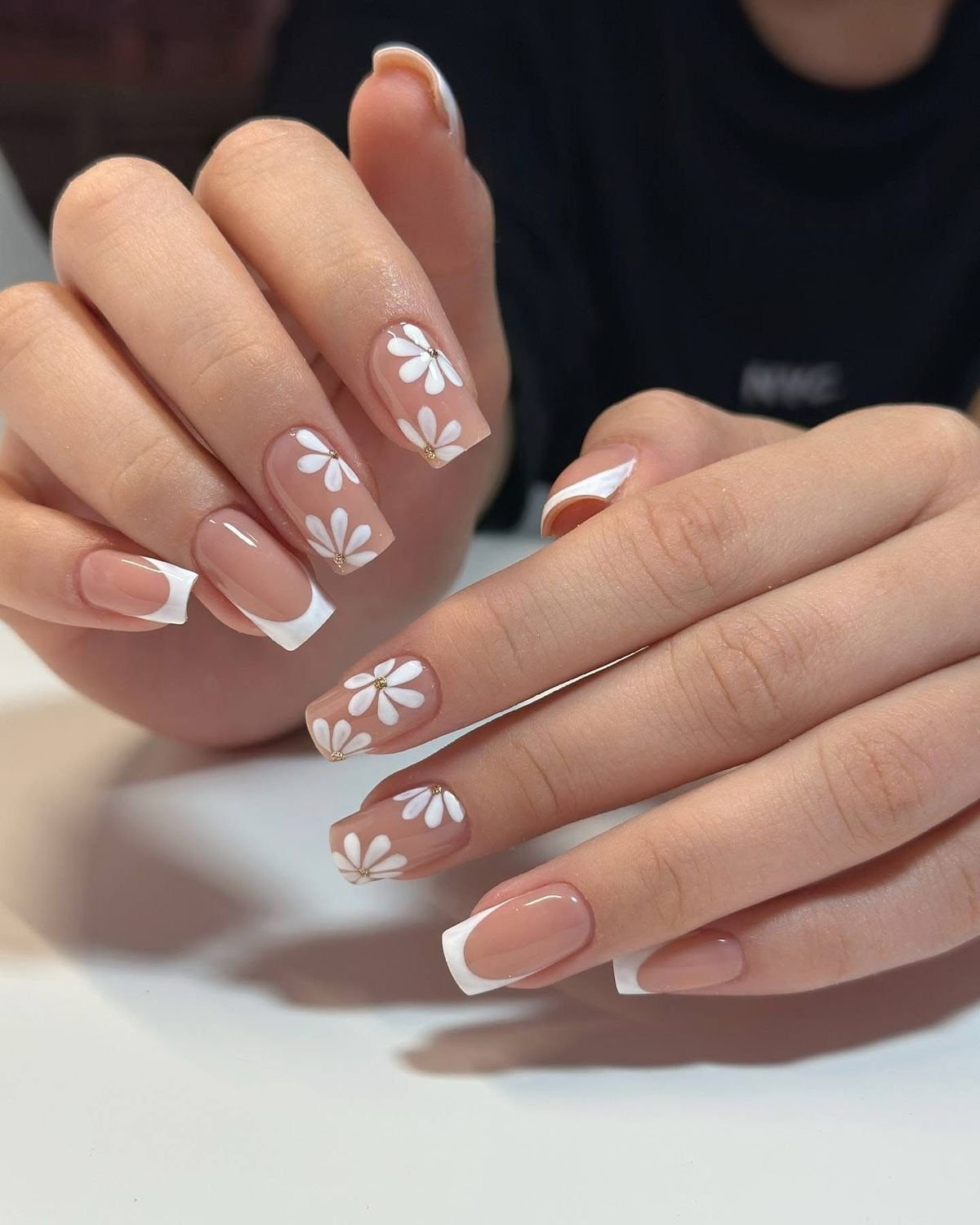 Uñas negras y brillantes con detalle de corazón