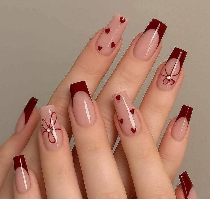 Manicura francesa con flores blancas