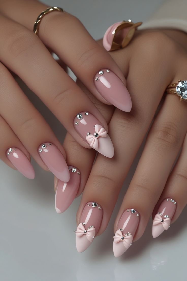 Diseño de uñas con motivos abstractos