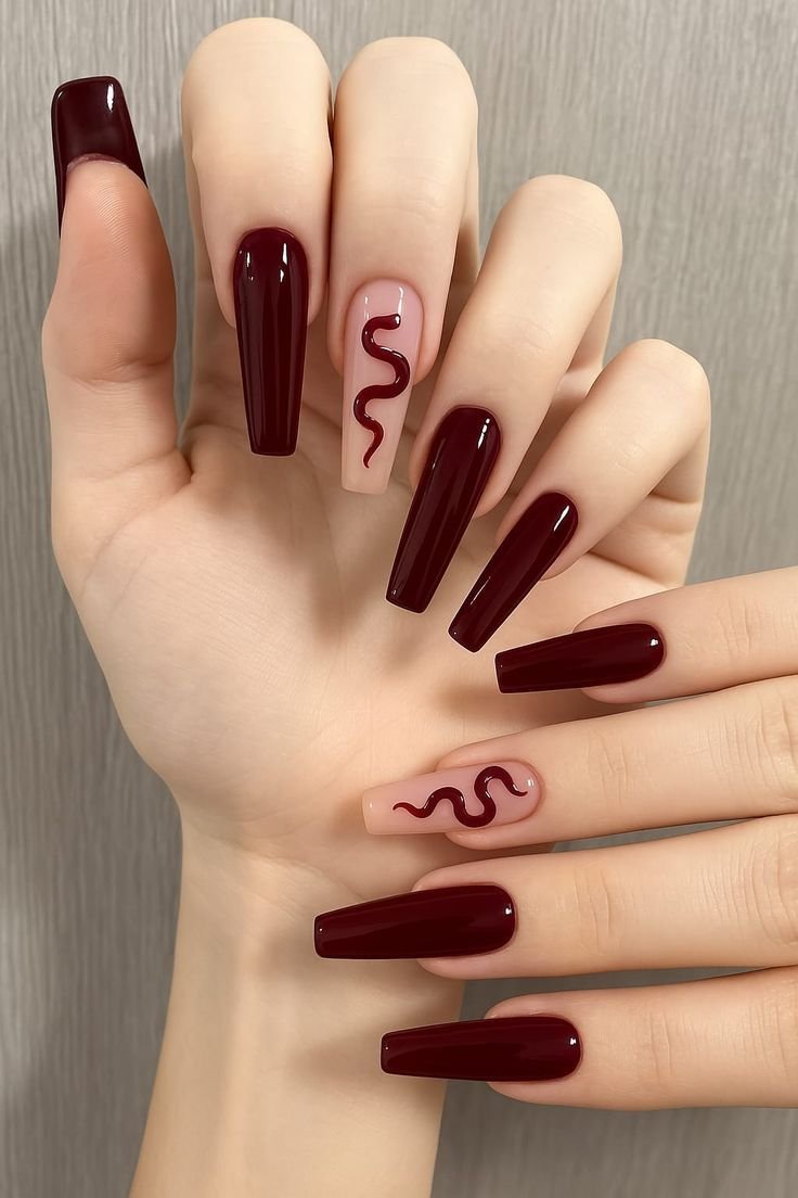 Uñas acrílicas rojas con diseño elegante